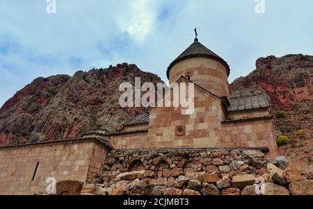 Noravank Kloster Komplex auf Kante der engen Schlucht gebaut. Touristischer und historischer Ort. Armenien Stockfoto