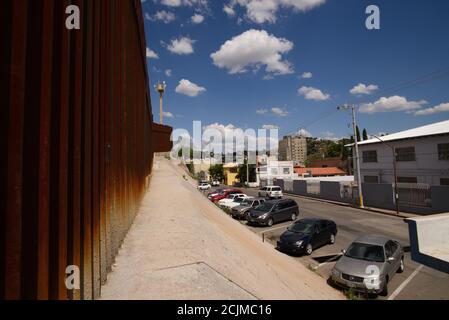 Die Grenzmauer zu Nogales, Arizona, USA, in Nogales, Sonora, Mexiko. Stockfoto