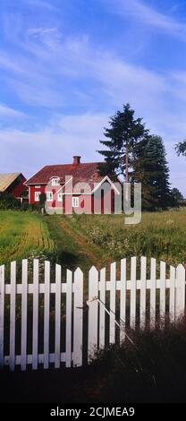 Typisch schwedische rote farbige Bauernhaus neben dem Göta-Kanal. Schweden Stockfoto