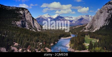 Fairmont Banff Springs Hotel Golfplatz und Blick auf das Bow River. Banff National Park. Alberta. Kanada, Nordamerika Stockfoto