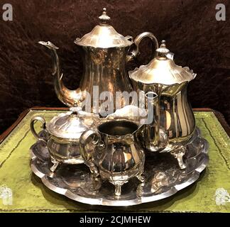 Nahaufnahme eines Vintage Silber Tee-Set, Geschirr auf dem Silbertablett Stockfoto