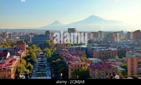 Blick über die Stadt Jerewan, die Hauptstadt Armeniens, mit den beiden Gipfeln des Berges Ararat im Hintergrund Stockfoto