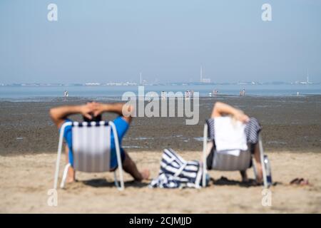 Varel, Deutschland. September 2020. Besucher genießen das gute Wetter am Strand von Dangast. Das Hochdruckgebiet "Leiki" versorgt Niedersachsen mit heißem Spätsommerwetter. Quelle: Sina Schuldt/dpa/Alamy Live News Stockfoto