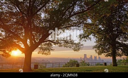 Sonnenaufgang über Pittsburgh an einem wunderschönen Frühlingsmorgen. Blick vom West End Blick. Stockfoto