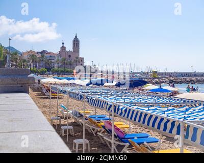 SITGES, SPANIEN-18. JULI 2020: Panoramablick auf die Küste der Stadt Stockfoto