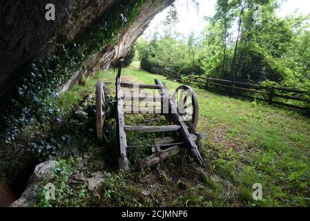 Verlassene alte Holzwagen oder Hay Cart unter Natursteinschutz Blieux Alpes-de-Haute-Provence Frankreich Stockfoto