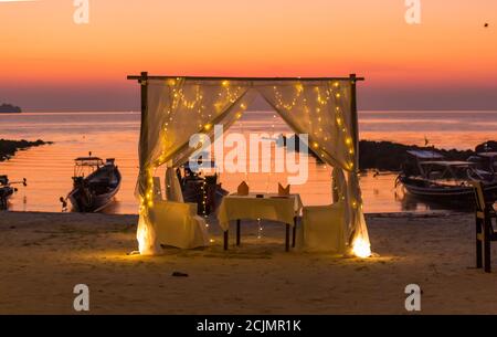 Romantische Flitterwochen privater Esstisch im Resort in Ko Samui Thailand Stockfoto