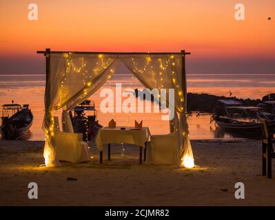 Romantische Flitterwochen privater Esstisch im Resort in Ko Samui Thailand Stockfoto