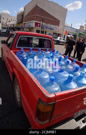 Abgefülltes Trinkwasser wird zur Lieferung in Nogales, Sonora, Mexiko, transportiert. Stockfoto