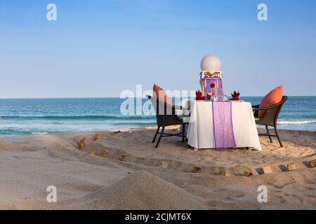 Romantische Flitterwochen privater Esstisch im Resort in Ko Samui Thailand Stockfoto