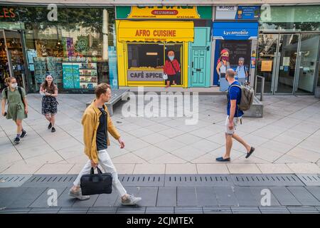 London, Großbritannien. September 2020. Janette Parris, Willow kauft Mittagessen im Cafe Spice, 2015/2020 - Everyday Heroes ist eine Outdoor-Ausstellung an Wänden und Fenstern rund um das Southbank Centre. Er würdigt die Beiträge, die Schlüsselarbeiter und Mitarbeiter vor Ort während der Coronavirus-Pandemie geleistet haben. Kredit: Guy Bell/Alamy Live Nachrichten Stockfoto