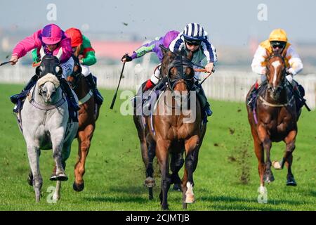 Großvater Tom, geritten von Ray Dawson (Mitte), gewinnt auf Twitter das Follow at the Races Handicap auf der Great Yarmouth Racecourse. Stockfoto