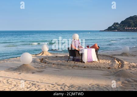 Romantische Flitterwochen privater Esstisch im Resort in Ko Samui Thailand Stockfoto