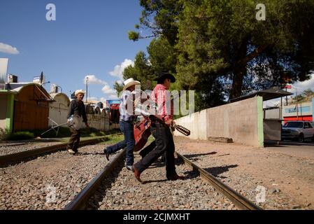 Musiker von Los Hermanos Moroyoqui gehen zu einem Gig in Nogales, Sonora, Mexiko. Stockfoto