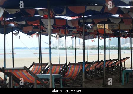 Pattaya. September 2020. Das Foto vom 15. September 2020 zeigt den Pattaya Strand in der Provinz Chonburi, Thailand. Mit geschlossenem Himmel und geschlossenen Grenzen litt die thailändische Wirtschaft seit März unter dem Mangel an Cashflows aus der Tourismusbranche. Quelle: Rachen Sageamsak/Xinhua/Alamy Live News Stockfoto