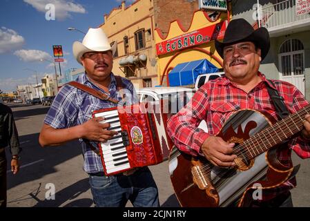 Musiker von Los Hermanos Moroyoqui spielen auf der Straße in Nogales, Sonora, Mexiko. Stockfoto