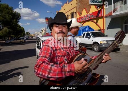 Musiker von Los Hermanos Moroyoqui spielen auf der Straße in Nogales, Sonora, Mexiko. Stockfoto