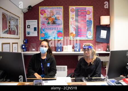 Windsor, Berkshire, Großbritannien. September 2020. Das Theatre Royal in Windsor hat sein Buchungsbüro nach der Coronavirus-Schleuse wieder eröffnet und nimmt Buchungen für die Weihnachtspantomime Cinderella ab dem 19. November 2020 entgegen. Quelle: Maureen McLean/Alamy Live News Stockfoto