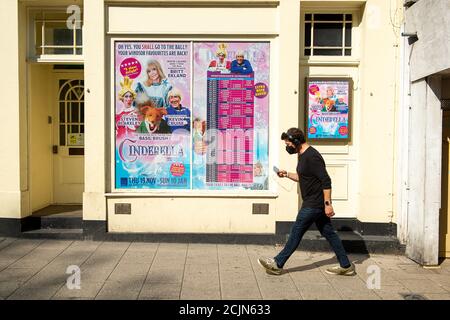 Windsor, Berkshire, Großbritannien. September 2020. Das Theatre Royal in Windsor hat sein Buchungsbüro nach der Coronavirus-Schleuse wieder eröffnet und nimmt Buchungen für die Weihnachtspantomime Cinderella ab dem 19. November 2020 entgegen. Quelle: Maureen McLean/Alamy Live News Stockfoto
