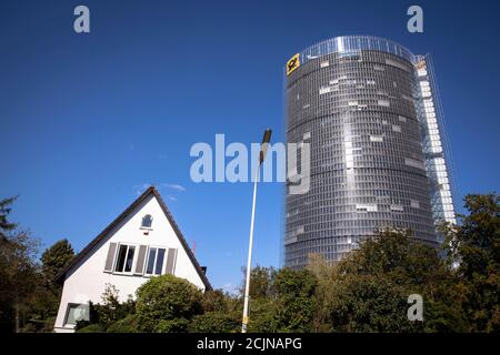 Der Postturm, Sitz des Logistikunternehmens Deutsche Post DHL Group, Einfamilienhaus im Stadtteil Gronau, Bonn, Nordrhein-Deutschland Stockfoto