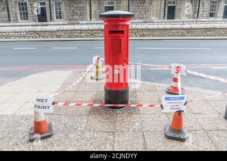 Neu lackierter roter Royal Mail Briefkasten, Gibraltar Stockfoto