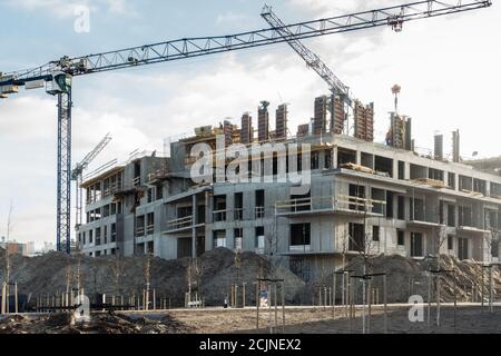 Konstruktion mit Kran und Gebäude Stockfoto