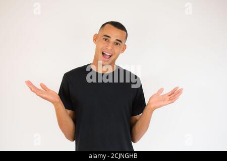 Schöner lateinamerikanischer junger Mann trägt lässige Kleidung ahnungslos und Verwirrter Ausdruck mit erhobenen Armen und Händen Stockfoto