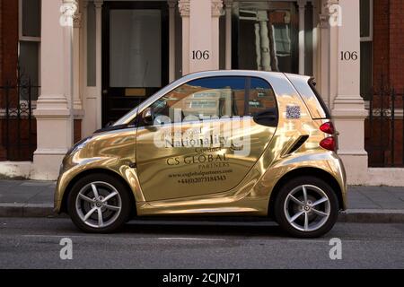 12. September 2020 - London Großbritannien: Gold Smart Auto in Heritage London Straße geparkt Stockfoto