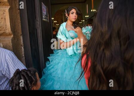 Zelebranten von A Quinceañera betreten Parroquia la Purisma Concepcion, eine katholische Kirche in Nogales, Sonora, Mexiko. Stockfoto