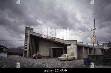 27. März 1994 während des Krieges in Bosnien: Die Franziskanerkirche des Heiligen Geistes (Duha svetoga) in Nova Bila, wenige Kilometer westlich von Vitez. Im Inneren wurde seit 1992 ein improvisiertes bosnisch-kroatisch Krankenhaus eingerichtet. Stockfoto