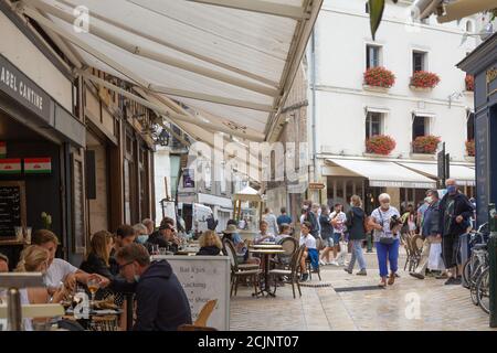 Amboise Café, Frankreich - Menschen essen und trinken in Amboise Altstadt, das Loire-Tal Frankreich Europa Stockfoto