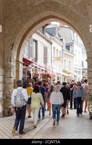 Amboise Frankreich - Menschen zu Fuß durch einen Bogen in Amboise Altstadt, das Loire-Tal Frankreich Europa Stockfoto