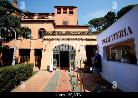 Rom, Italien. September 2020. Eröffnung des Haus-Museums des Schauspielers Alberto Sordi in Rom. Anlässlich des 100. Geburtstages wurde die Villa im Herzen Roms, in der er von 1959 bis zu seinem Tod lebte, für die Öffentlichkeit geöffnet und zu einem Haus-Museum. Das Haus enthält noch Tausende von Objekten, die dem Schauspieler gehörten. Im Garten wurden zwei weitere Zugstrukturen hinzugefügt, die Bühnenkleidung, Plakate seiner Filme, Fotos und vieles mehr enthalten. Rom (Italien), 15. September 2020 Foto Samantha Zucchi Insidefoto Kredit: Insidefoto srl/Alamy Live News Stockfoto