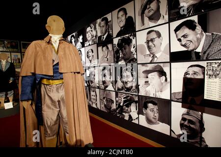 Bühnenbekleidung des Films Il marchese del Grillo während der Eröffnung des Schauspielers Alberto Sordi's Haus Museum in Rom. Anlässlich des 100. Geburtstages wurde die Villa im Herzen Roms, in der er von 1959 bis zu seinem Tod lebte, für die Öffentlichkeit geöffnet und zu einem Haus-Museum. Das Haus enthält noch Tausende von Objekten, die dem Schauspieler gehörten. Im Garten wurden zwei weitere Zugstrukturen hinzugefügt, die Bühnenkleidung, Plakate seiner Filme, Fotos und vieles mehr enthalten. Rom (Italien), 15. September 2020 Foto Samantha Zucchi Insidefoto Stockfoto