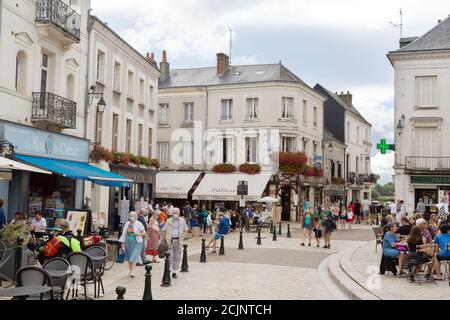 Amboise Frankreich -Straßenszene mit Menschen zu Fuß in Amboise Altstadt, das Loire-Tal Frankreich Europa Stockfoto