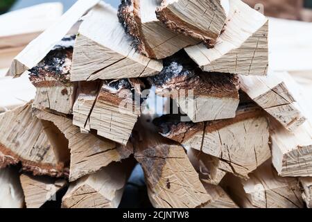 Ein Stapel gehacktes Holz, um vor der Wintersaison ein Feuer zu beginnen. Getrocknete Holzpaletten mit strukturiertem Holz zum Grillen oder zum Entzünden eines Feuers. Stockfoto