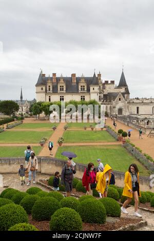 Besucher des Chateau D'Amboise und seiner Gärten im Regen; ein Beispiel des mittelalterlichen Frankreichs aus dem 15. Jahrhundert, Amboise, Loire-Tal, Frankreich Europa Stockfoto