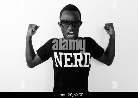 Studio-Aufnahme von jungen schwarzen afrikanischen Geek Mann trägt Nerd shirt, während er seine Arme beugt und Bizeps zeigt Stockfoto