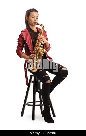 Ganzkörperportrait einer Saxophonistin in Rot Lederjacke spielen Sax, während auf einem Stuhl isoliert sitzen Auf weißem Hintergrund Stockfoto