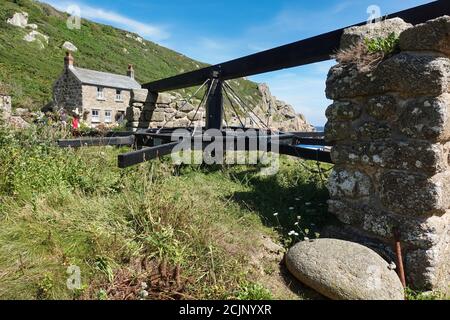 Der alte Ankerplatz in Penberth, einer der letzten traditionellen Fischerbuchten im Vereinigten Königreich. Die manuelle Ankerwinde wäre verwendet worden, um die Fischerboote hochzuschleppen Stockfoto