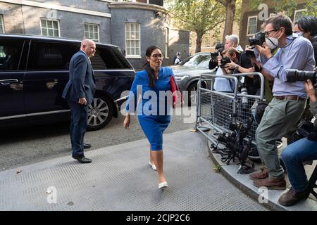 London, Großbritannien. September 2020. Großbritanniens Innenminister Priti Patel kommt in der Downing Street zu einer Kabinettssitzung in London, Großbritannien, am 15. September 2020 an. Der britische Premierminister Boris Johnson hat am Montag im britischen Unterhaus eine große Hürde genommen, als die Gesetzgeber eine Anfechtung seines umstrittenen Binnenmarktgesetzes ablehnten. Quelle: Ray Tang/Xinhua/Alamy Live News Stockfoto