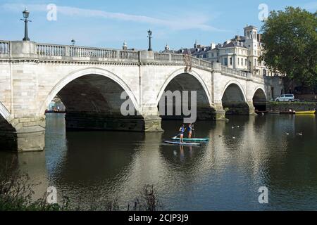 Zwei weibliche Paddelboarder auf der themse in der Nähe der richmond Bridge, im Südwesten londons, england Stockfoto