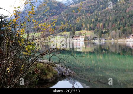 Schöne Aufnahme einer reflektierenden Seenoberfläche in einem Berg Querformat Stockfoto