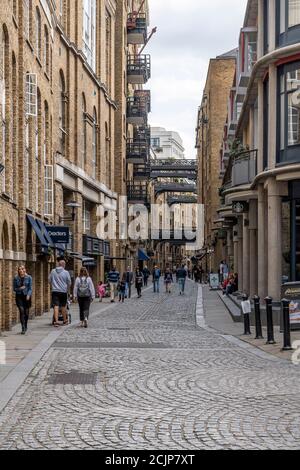 SHAD Thames ist eine schmale Straße, die von umgebauten Lagerhäusern in der Nähe der Tower Bridge umgeben ist. Die Lagerhäuser sind jetzt alle Luxus-Wohnungen. Stockfoto