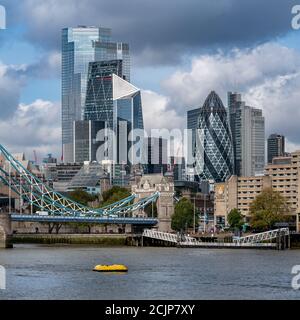 Stadtbild von London, aufgenommen von Butler's Wharf. Die gezeigten Wolkenkratzer sind der Cheesegrater, der Skalpell, der Gherkin und der neue höchste genannt Twentytwo. Stockfoto