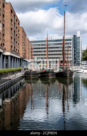 St Katherine's Dock in der Nähe der Tower Bridge. Die Docks sind jetzt Heimat von Luxusyachten, kleinen Booten und Schnellbooten und umgeben von Cafés und Bars. Stockfoto