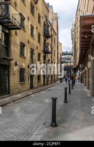 SHAD Thames ist eine schmale Straße, die von umgebauten Lagerhäusern in der Nähe der Tower Bridge umgeben ist. Die Lagerhäuser sind jetzt alle Luxus-Wohnungen. Stockfoto