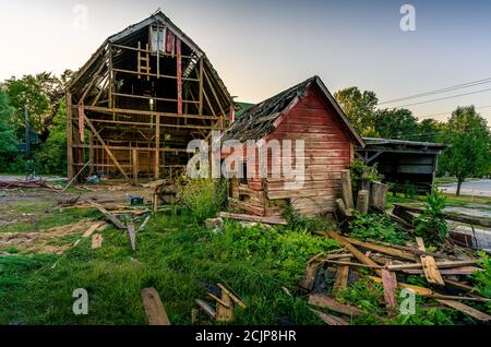 Eine lokale Farmscheune verfällt langsam... eine von vielen im Mittleren Westen Stockfoto