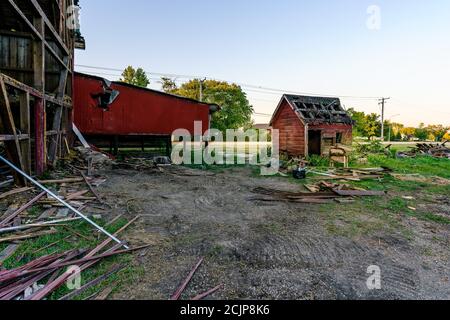 Eine lokale Farmscheune verfällt langsam... eine von vielen im Mittleren Westen Stockfoto