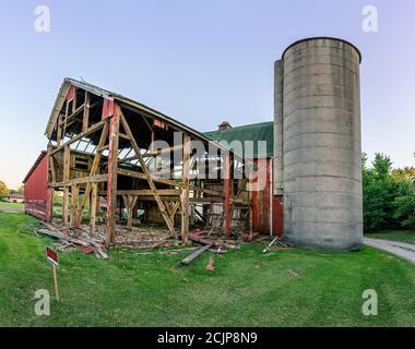 Eine lokale Farmscheune verfällt langsam... eine von vielen im Mittleren Westen Stockfoto